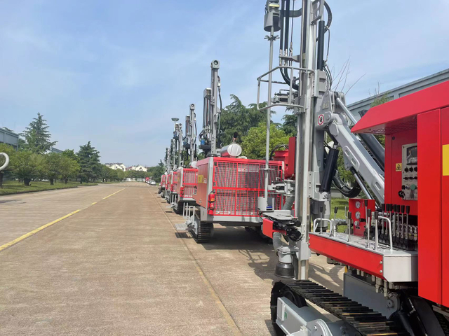 Factory direct sales DTH 30m drilling rig hydraulic crawler 194kw for mining