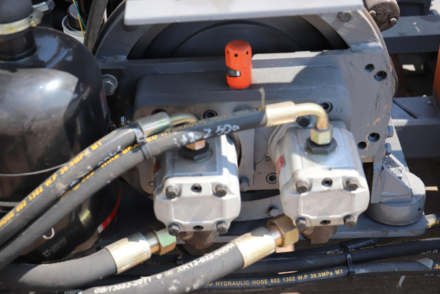 YL910 Low Price quarrying Truck DTH Drilling Rig Crawler Drilling Truck