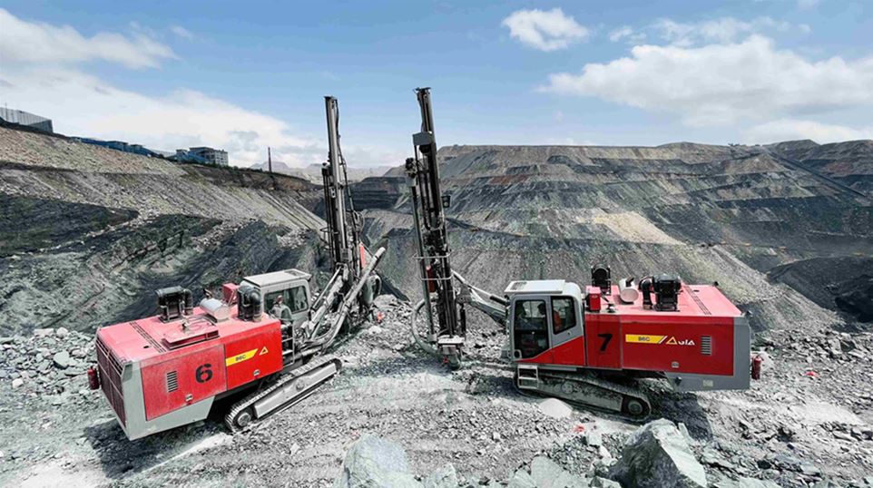 Factory direct sales DTH 30m drilling rig hydraulic crawler 194kw for mining