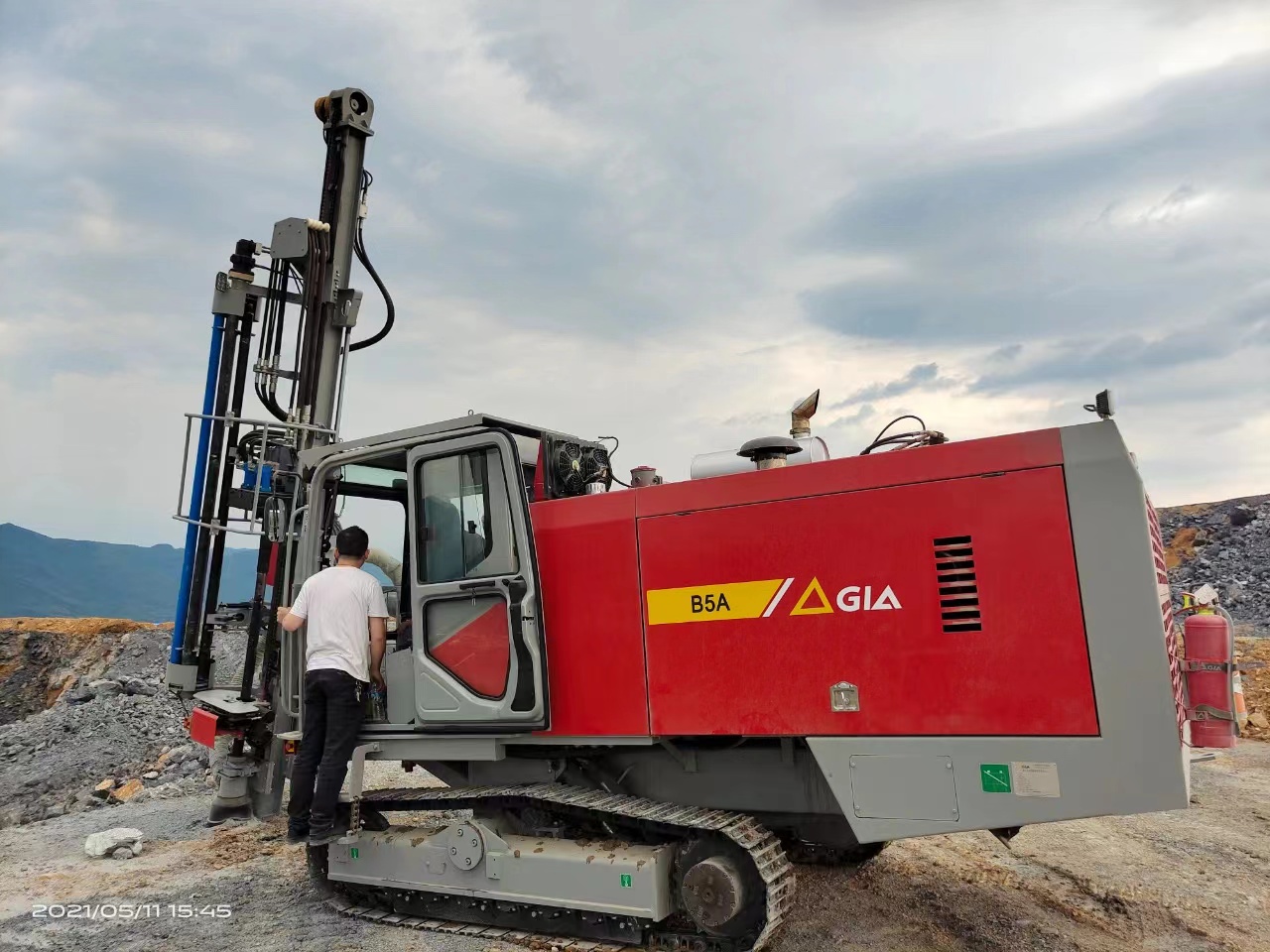 Factory direct sales DTH 30m drilling rig hydraulic crawler 194kw for mining