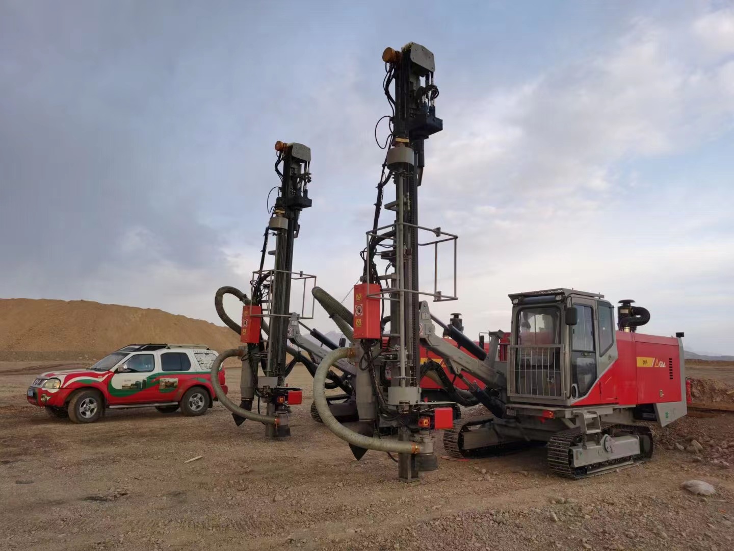 Factory direct sales DTH 30m drilling rig hydraulic crawler 264kw for mining