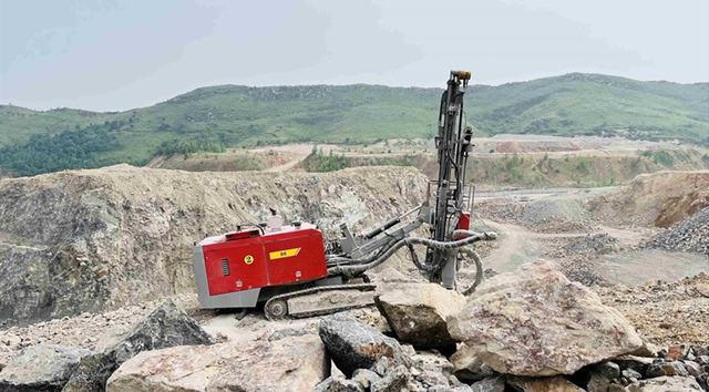 Factory direct sales DTH 30m drilling rig hydraulic crawler 194kw for mining