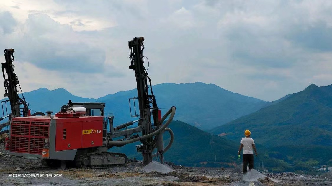 Factory direct sales DTH 30m drilling rig hydraulic crawler 264kw for mining