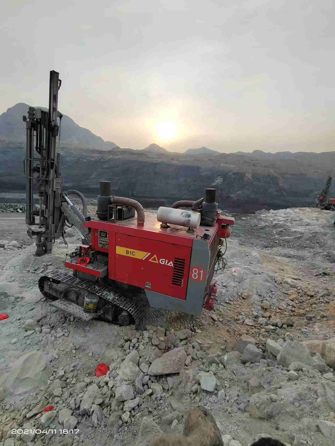 Factory direct sales DTH 30m drilling rig hydraulic crawler for mining